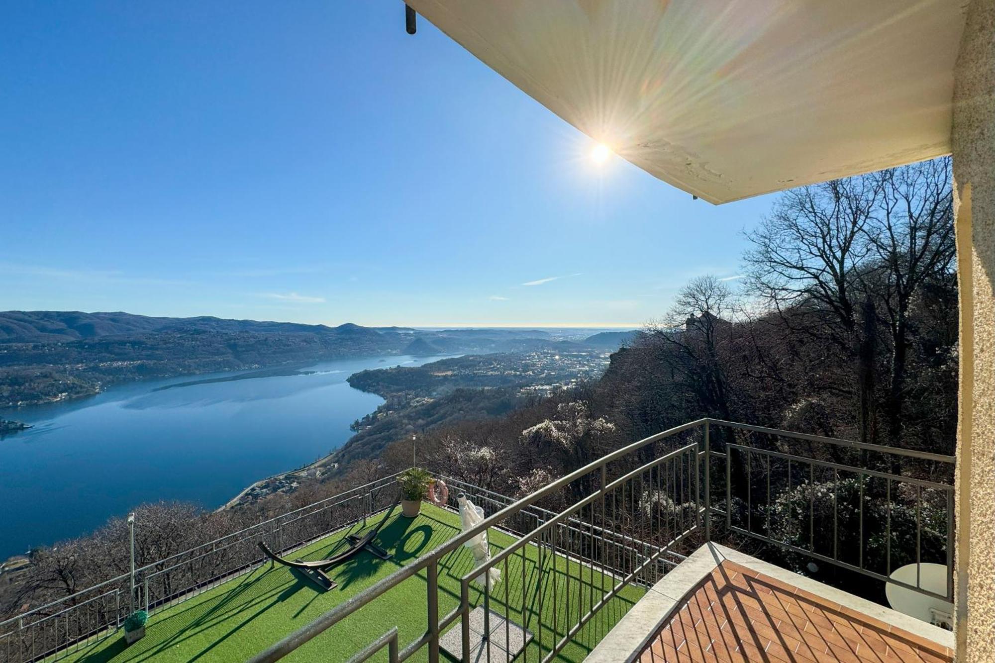 Appartamento Alberti Con Vista Lago Madonna Del Sasso Kültér fotó