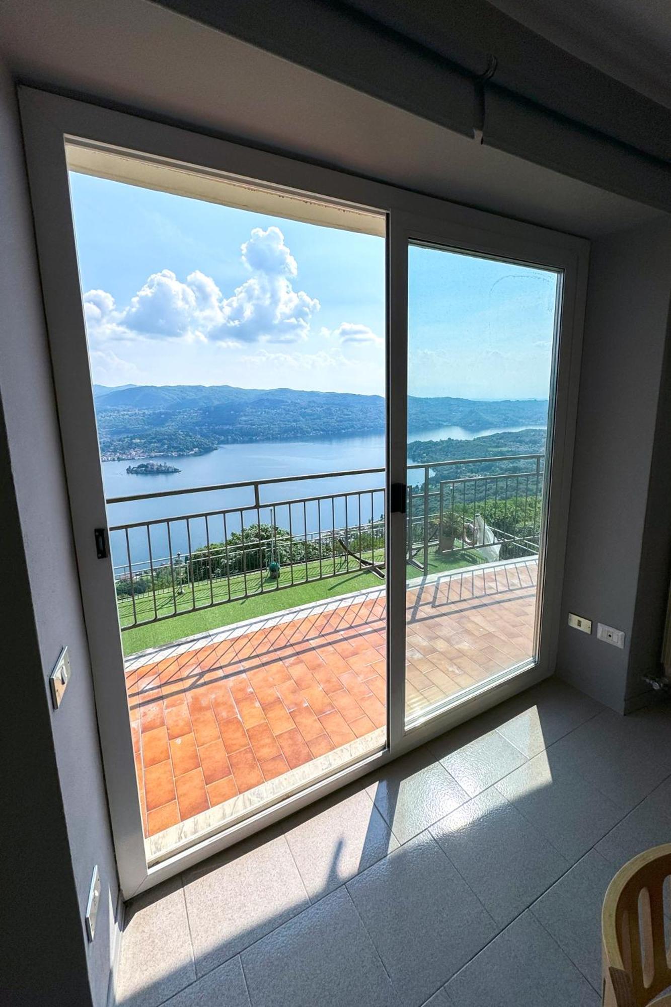 Appartamento Alberti Con Vista Lago Madonna Del Sasso Kültér fotó