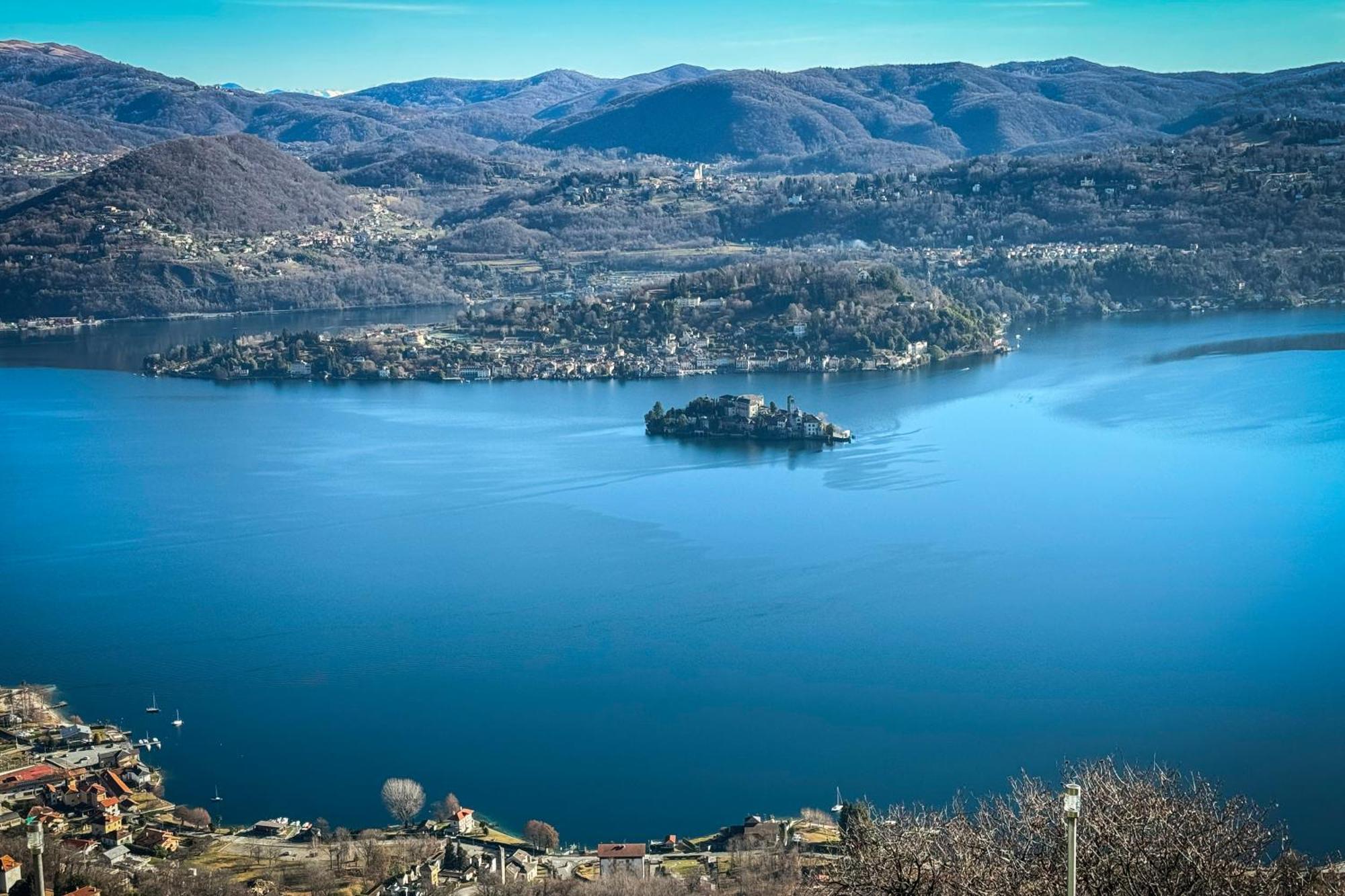 Appartamento Alberti Con Vista Lago Madonna Del Sasso Kültér fotó