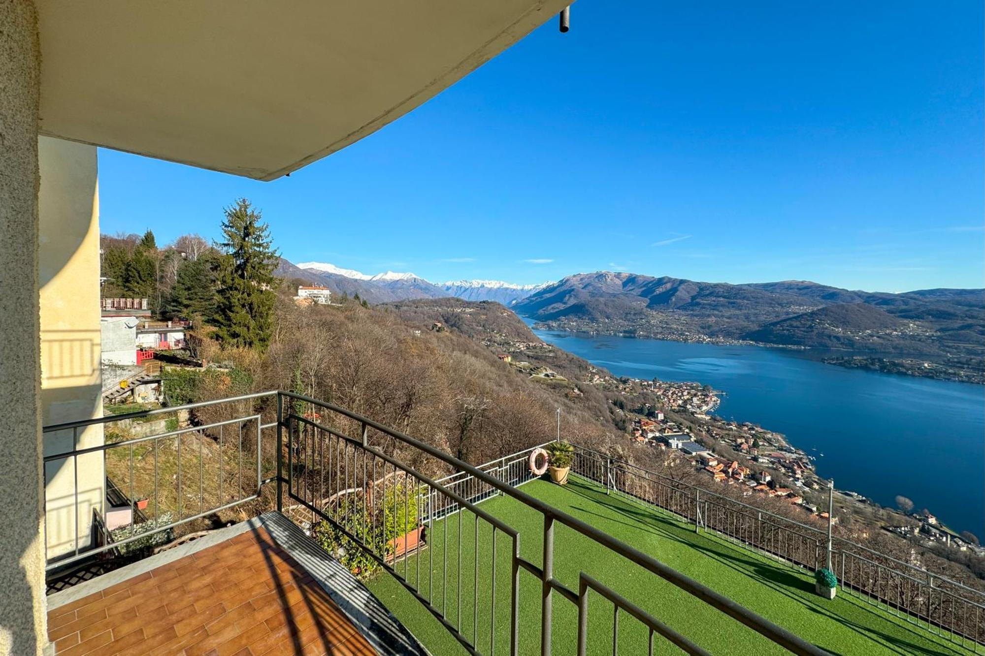Appartamento Alberti Con Vista Lago Madonna Del Sasso Kültér fotó