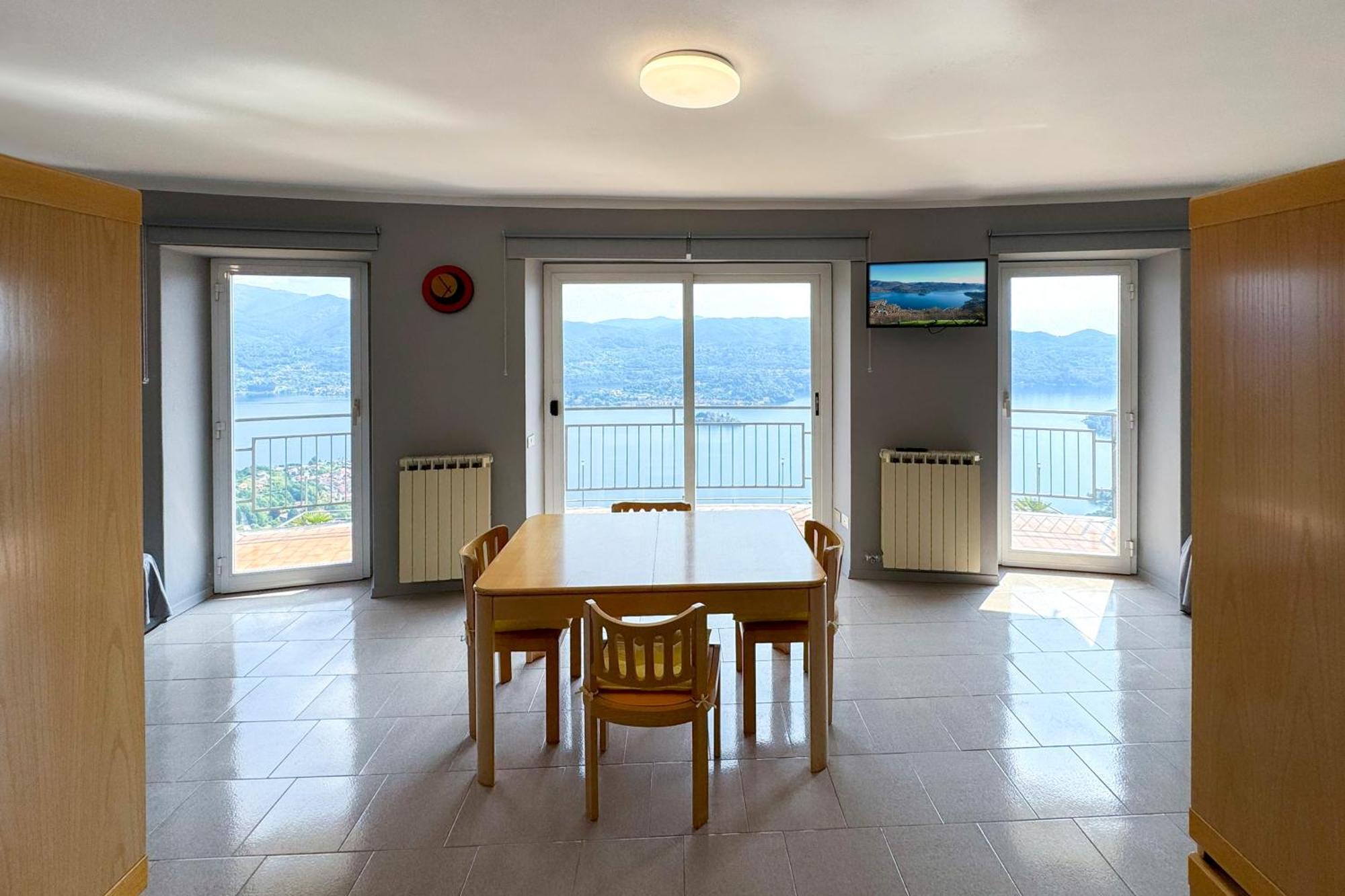 Appartamento Alberti Con Vista Lago Madonna Del Sasso Kültér fotó