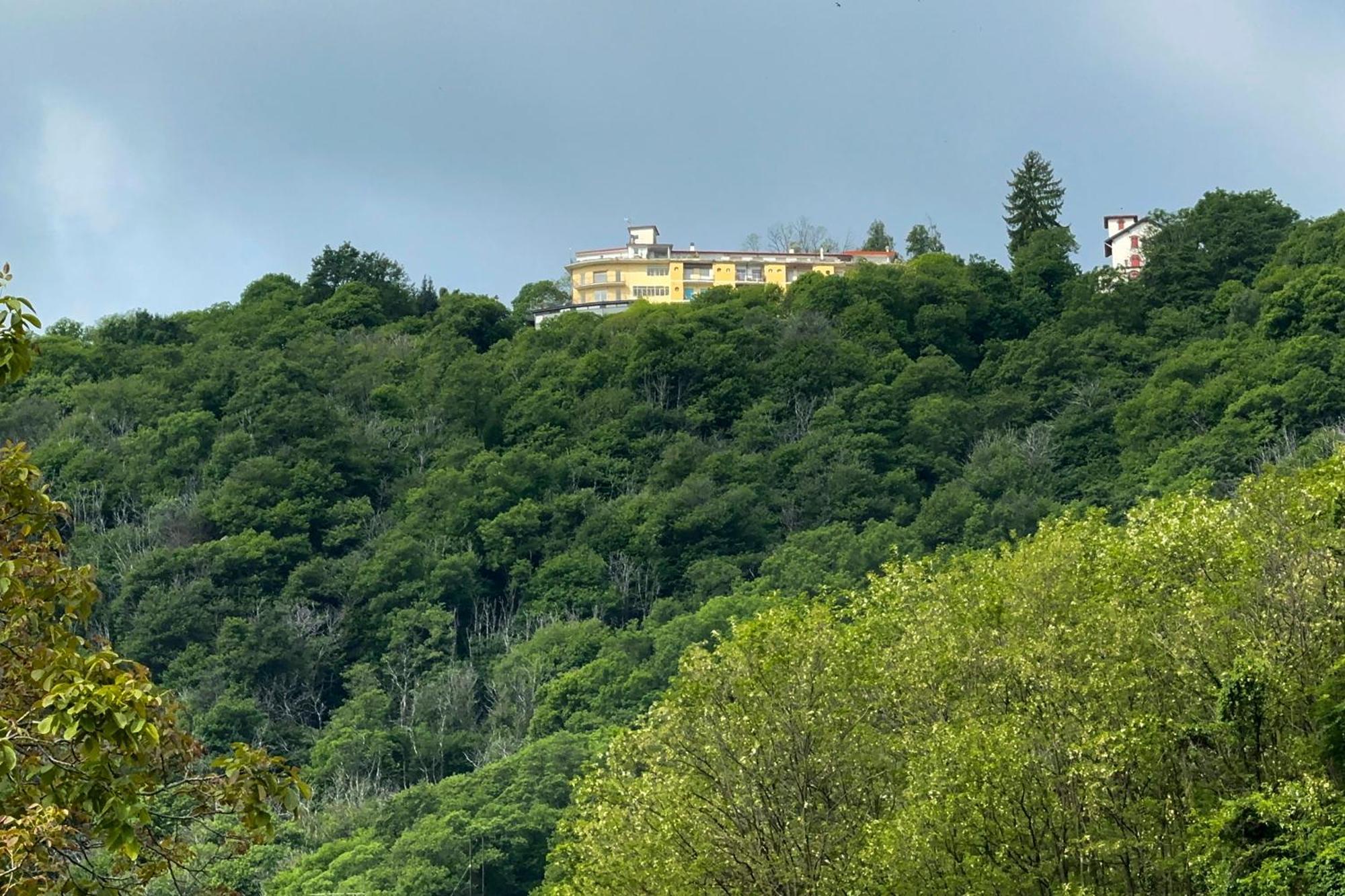 Appartamento Alberti Con Vista Lago Madonna Del Sasso Kültér fotó