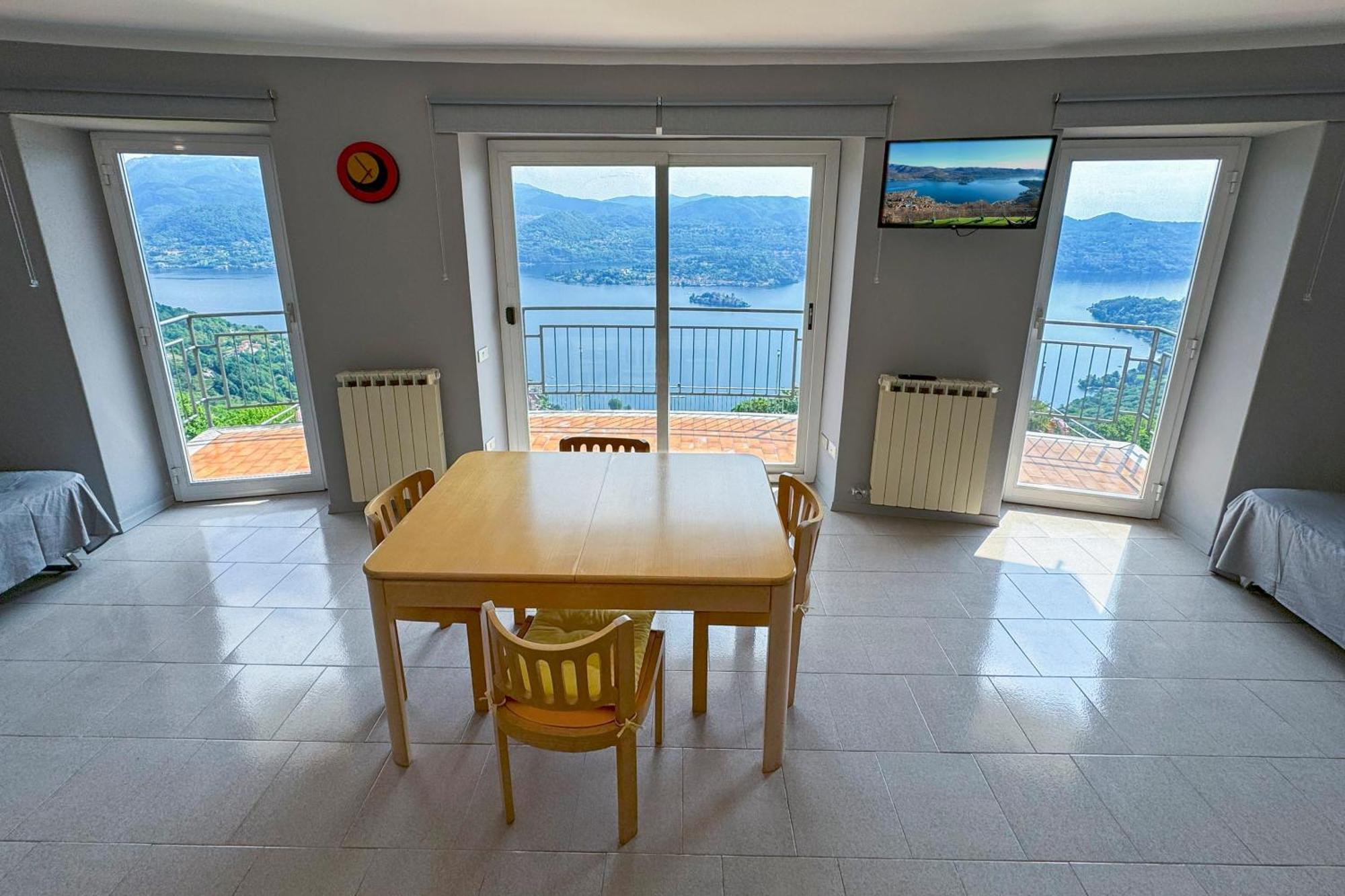 Appartamento Alberti Con Vista Lago Madonna Del Sasso Kültér fotó